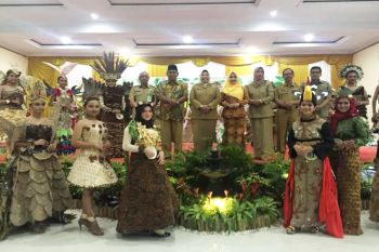 Cegah kerusakan lingkungan, Pemkab Kobar gelar kreasi busana daur ulang
