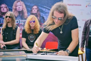 Megadeth lelang gitar untuk Palu &amp; Donggala