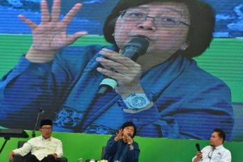Menteri LHK dialog dengan warga sekitar situ di Depok