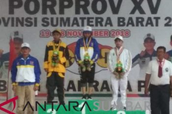 Angkat besi putri sumbangkan emas perdana untuk Sijunjung