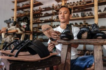 Produksi sepatu kulit