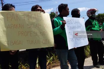 Ojek Daring di Jember Demo Protes Pernyataan Prabowo