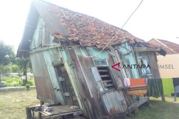 Rumah nyaris roboh ini tetap dihuni buruh cuci
