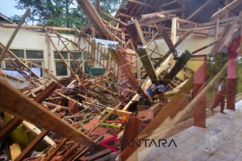 RUANG SEKOLAH AMBRUK