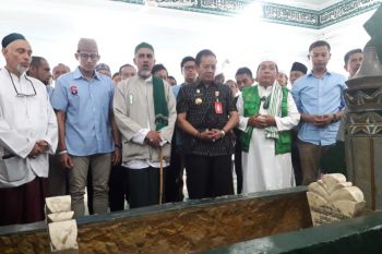 Sandiaga Uno menziarahi makam pendiri Alkhairaat
