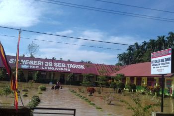 136 pelajar Pesisir Selatan diliburkan karena sekolah mereka terendam banjir