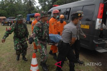 Merapi waspada, petugas gabungan terus latihan penanggulangan bencana