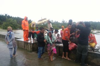 Sejumlah titik di Sasak Pasaman Barat dilanda banjir, warga dievakuasi