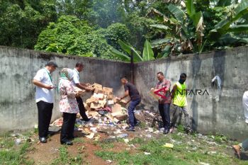 Dinas Kesehatan sita ratusan dus produk makanan