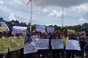 Ratusan sopir batu bara geruduk kantor gubernur Sumsel