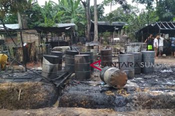 Dapur minyak mentah ilegal di Muratara terbakar