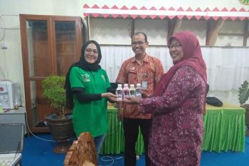 Dispangtan Padang Panjang beri dukungan pada atlet Porprov dengan bagi-bagi susu murni