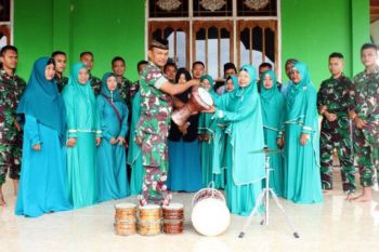 TNI berikan peralatan marawis kepada warga perbatasan