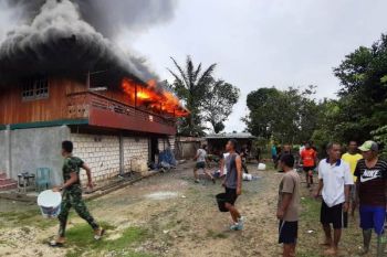 TNI bantu warga padamkan api rumah yang terbakar