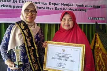 Martinneke baktikan  hidup untuk merangkai bunga dan tata boga