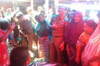 Traktiran ala Bupati Hendrajoni membuat suasana pasar tradisional Pesisir Selatan riuh (Video)