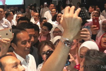 Jokowi calls on volunteers to conduct door-to-door campaigning