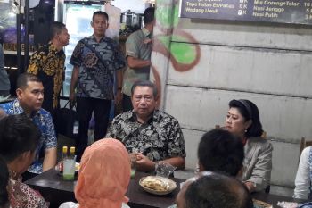 SBY menikmati kuliner angkringan di Yogyakarta