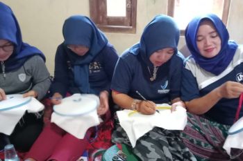 Ibu rumah tangga Jepara dibekali keterampilan menyulam