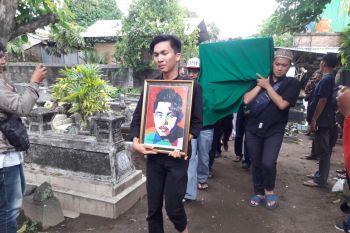 Suasana haru mewarnai pemakaman Andi Drummer Seventeen