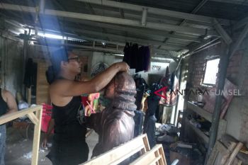 Menilik Sanggar Sastra Mataya, pembuat patung dari kayu gelam
