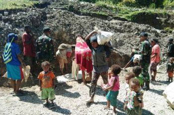 Yonif Woroagi kerja bakti bersama warga Molbip Pegubin