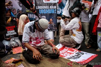 Demonstrators burn Chinese flag to protest violation of Uighur Mslims` human rights