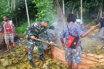 Warga perbatasan RI-PNG gelar bakar batu perayaan Natal
