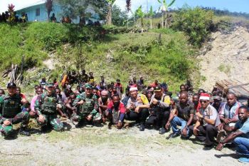 TNI-Polri gelar bakar batu bersama warga Distrik Yambi