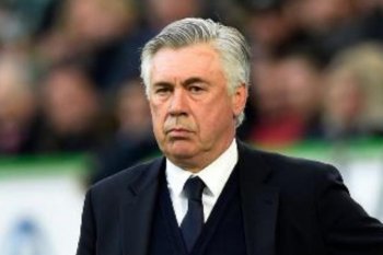 Napoli memerintahkan tim "ritiro, Ancelotti tidak setuju