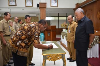 Sleman tanda tangani kontrak kerja pengadaan barang dan jasa 2019