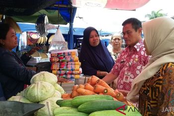 Pedagang Pasar Legi korban kebakaran belum tempati pasar darurat