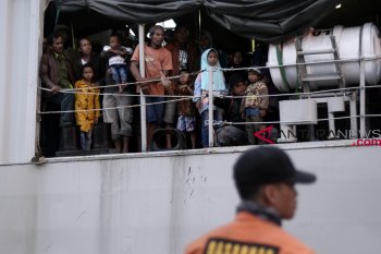 Warga dekat Gunung Krakatau dievakuasi ke posko pengungsian Kalianda
