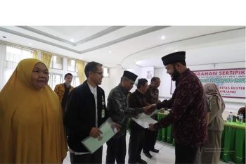 Warga Padang Panjang terima sertifikat PTSL