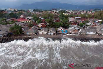 Wisatawan diminta waspada gelombang tinggi