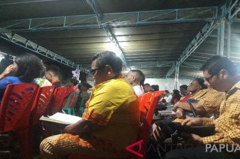 Umat Kristen Jayapura ikut ibadah kunci tahun