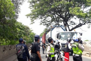 Nahas! Seorang pengendara motor tanpa identitas tewas tertabrak trailer