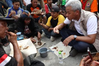 Ganjar semangati sukarelawan banjir Kaligawe