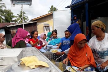 Dapur umum mulai layani para korban banjir di Pariaman