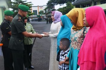 Dandrem Serahkan Bingkisan kepada 30  Veteran