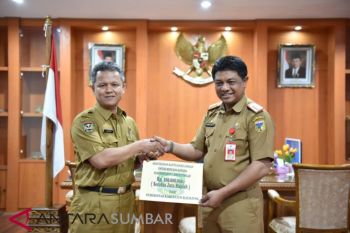 Sijunjung serahkan bantuan dana bagi korban bencana di Sulteng