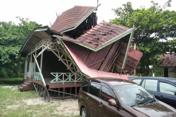Gelombang dan angin kencang hantam Pantai Ujung Pandaran, kerusakannya separah ini
