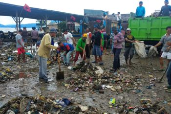 Warga Pesisir Waspadai Gelombang Tinggi