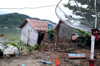 Tsunami akibatkan  72 Perahu dan 4 Vila Roboh di Tanggamus