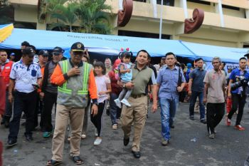 Gubernur Kunjungi Korban Tsunami di RS