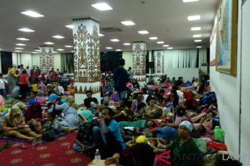 Warga di Pesisir Teluk Lampung Berdatangan ke Kantor Gubernur