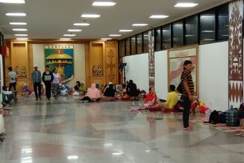 Warga Mulai Tinggalkan Posko di Kantor Gubernur