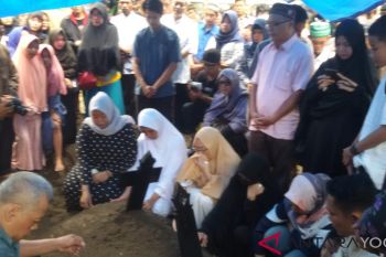 Ratusan pelayat iringi pemakaman Bani Seventeen