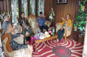 Rajut silaturahmi, Bupati Hendra Lesmana kunjungi pejabat yang merayakan Natal