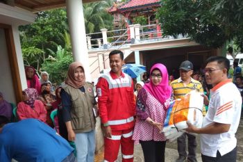 Korban Bencana Tsunami di Tanggamus Terima Bantuan
